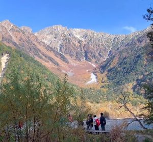 レストランテラスから紅葉の穂高連峰一望